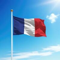 ondulación bandera de Francia en asta de bandera con cielo antecedentes. foto