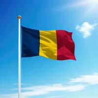 ondulación bandera de Chad en asta de bandera con cielo antecedentes. foto