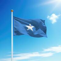 ondulación bandera de Somalia en asta de bandera con cielo antecedentes. foto