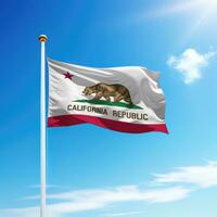 ondulación bandera de California es un estado de unido estados en asta de bandera foto