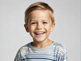 retrato de joven emocionado riendo sonriente chico niño niño en estudio antecedentes ai generado foto