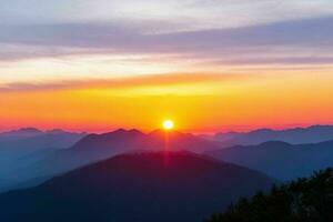 montaña siluetas a puesta de sol. ai generativo Pro foto