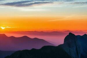 montaña siluetas a amanecer. ai generativo Pro foto