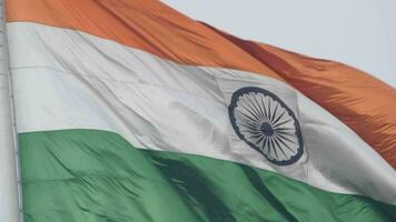 sventolando la bandiera indiana, bandiera dell'india, bandiera indiana che svolazza in alto a connaught place con orgoglio nel cielo blu, bandiera indiana, har ghar tiranga, sventolando la bandiera indiana video