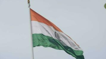 Indien-Flagge, die hoch am Connaught-Platz mit Stolz auf den blauen Himmel fliegt, Indien-Flagge flattert, indische Flagge am Unabhängigkeitstag und Tag der Republik Indien, Schuss nach oben geneigt, indische Flagge schwenkend, Har Ghar Tiranga video