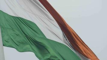 Indien-Flagge, die hoch am Connaught-Platz mit Stolz auf den blauen Himmel fliegt, Indien-Flagge flattert, indische Flagge am Unabhängigkeitstag und Tag der Republik Indien, Schuss nach oben geneigt, indische Flagge schwenkend, Har Ghar Tiranga video