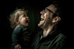 un retrato de un padre y niño riendo y teniendo foto