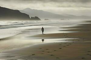un solitario caminar en un abandonado playa foto