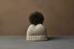 un de lana gorra con un pompones en parte superior foto