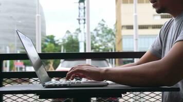 männlich Hände von männlich Fachmann Benutzer Arbeiter mit Tippen auf Laptop Notizbuch Tastatur Sitzung beim Zuhause Büro Schreibtisch Arbeiten online mit pc Software Anwendung Technologie Konzept video