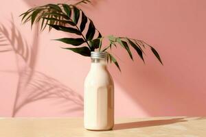 un botella de Leche siguiente a un planta en un rosado antecedentes foto