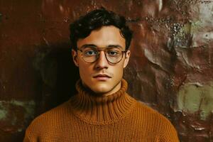 un hombre con lentes y un marrón suéter foto