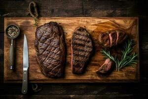 un de madera corte tablero con filetes y un cuchillo nordeste foto