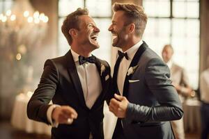 sonriente gay Pareja bailando en su Boda día foto