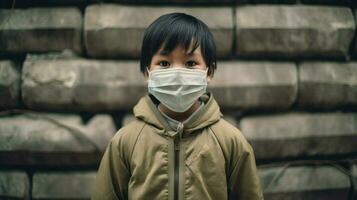 un asiático chico vistiendo protector máscara codicioso 19 mas foto