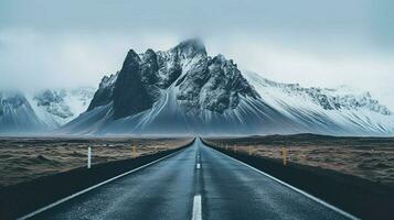 un vacío la carretera con montañas en el antecedentes foto