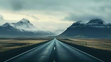 un vacío la carretera con montañas en el antecedentes foto