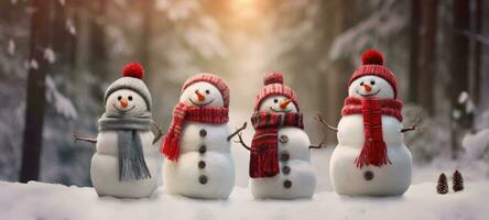 familia monigote de nieve con bufanda en nieve bosque saludo tarjeta Navidad Navidad foto
