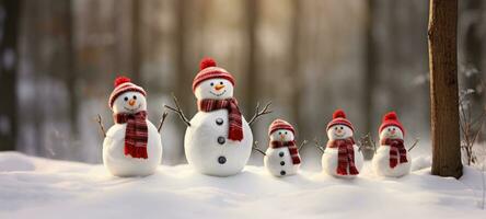 familia monigote de nieve con bufanda en nieve bosque saludo tarjeta Navidad Navidad foto