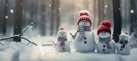 familia monigote de nieve con bufanda en nieve bosque saludo tarjeta Navidad Navidad foto