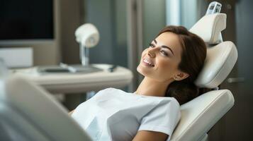 contento mujer sentado en dentista silla y teniendo dental examen. generativo ai foto