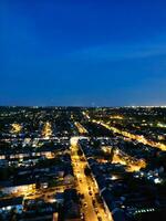 aéreo ver de iluminado residencial distrito de lutón ciudad de Inglaterra foto