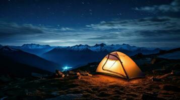 cámping en el montañas a noche. el tienda es en el parte superior de el montaña. foto