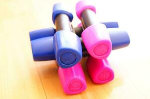 un pila de azul y rosado el plastico juguetes en un de madera piso foto