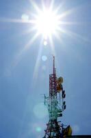 un torre con antenas foto