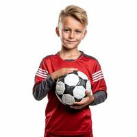 pequeño chico con un fútbol pelota en un blanco antecedentes foto