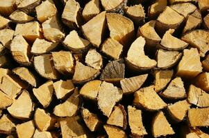 a pile of wood is shown in this photo