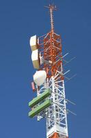 un torre con antenas foto