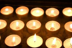 many candles are lit up in a circle photo