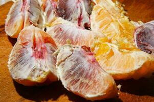 un mesa con un manojo de naranjas en eso foto