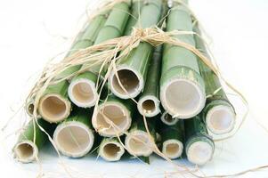un manojo de bambú palos atado juntos con enroscarse foto
