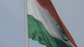 bandera india ondeando alto en connaught place con orgullo en el cielo azul, bandera india ondeando, bandera india el día de la independencia y el día de la república de la india, tiro inclinado, ondeando la bandera india, har ghar tiranga video