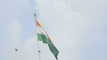 indiase vlag hoog op connaught plaats met trots in blauwe lucht, indiase vlag wapperen, indiase vlag op onafhankelijkheidsdag en republiek dag van india, tilt-up shot, wuivende indische vlag, har ghar tiranga video