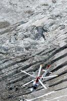 un helicóptero es volador terminado un rocoso montaña foto