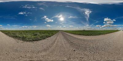 360 hdri panorama en mojado grava la carretera con marcas desde coche o tractor llantas con nubes en azul cielo en equirrectangular esférico sin costura proyección, bóveda celeste reemplazo en zumbido panoramas foto