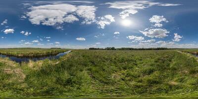 esférico 360 hdri panorama entre verde césped agricultura campo cerca bonificación recuperación canal en equirrectangular sin costura proyección, como cielo Hazme reemplazo, juego desarrollo como palco o vr contenido foto