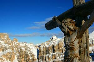 un de madera estatua de Jesús en el cruzar foto