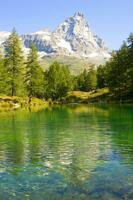 reflexiones de el cervino montaña en el azul lago foto