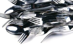 un manojo de plata tenedores y cuchillos foto