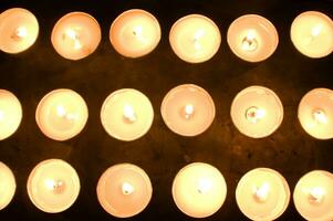 many candles are lit up in a circle photo