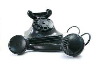 un negro teléfono en un blanco antecedentes foto
