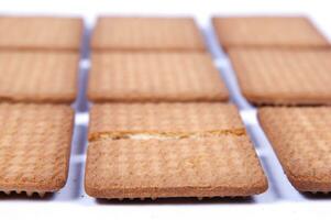 un pila de galletas en un blanco antecedentes foto