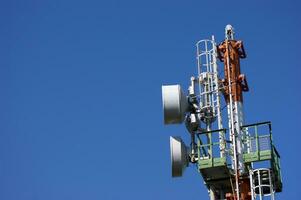 un célula teléfono torre con dos antenas foto