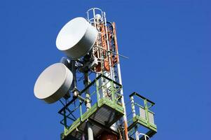 un célula teléfono torre con dos antenas foto