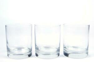un vaso de agua sentado en un blanco superficie foto