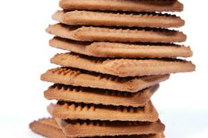 un pila de galletas en un blanco antecedentes foto